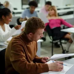 Czy po studiach licencjackich można uczyć w szkole bez magistra?