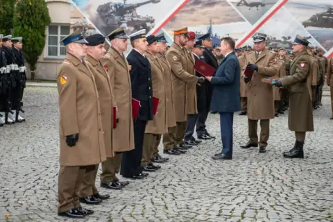 Jakie stopnie po studiach wojskowych? Co musisz wiedzieć o awansach