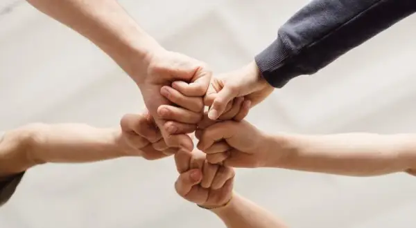 Jak motywować pracowników bez pieniędzy? Skuteczne metody pozafinansowe