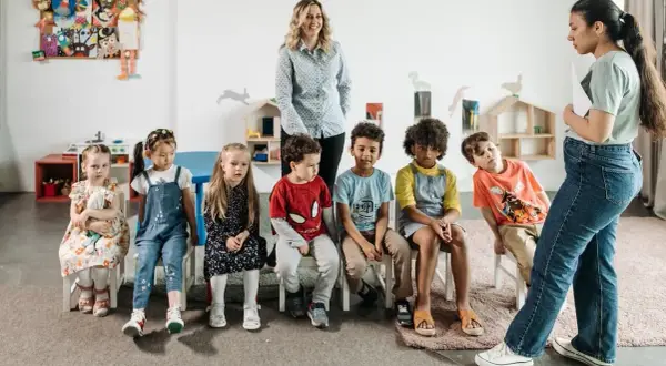 Ile zarabia przedszkolanka po studiach? Zaskakujące fakty o wynagrodzeniach