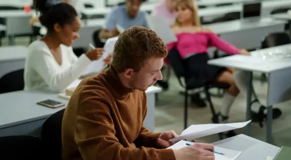 Czy po studiach licencjackich można uczyć w szkole bez magistra?