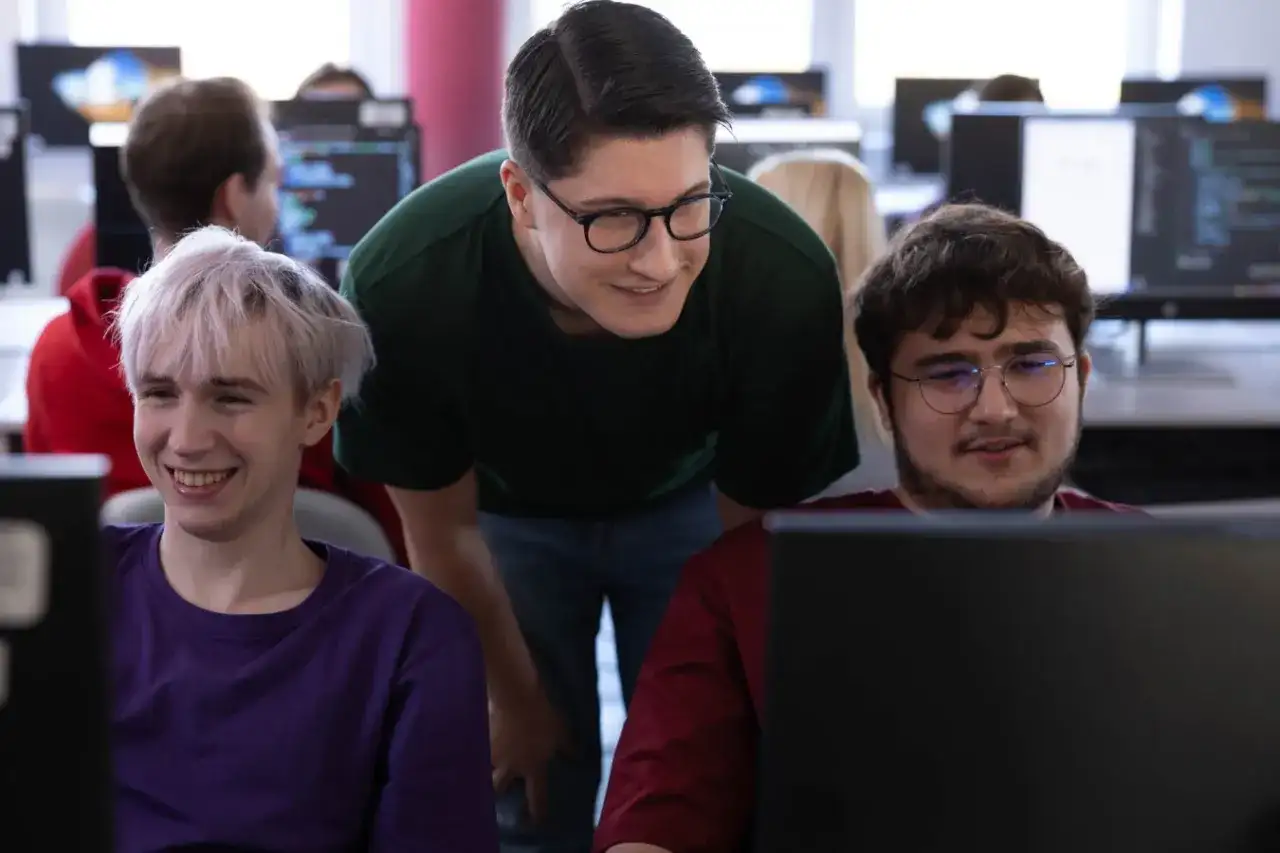 Ile zarabia informatyk po studiach i od czego zależy pensja?