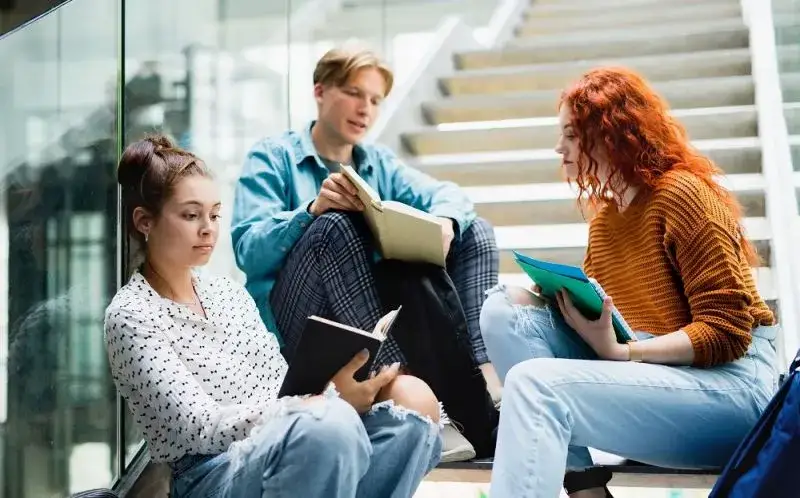 Zdjęcie Czy po studiach podyplomowych można uczyć w szkole średniej? Sprawdź wymagania