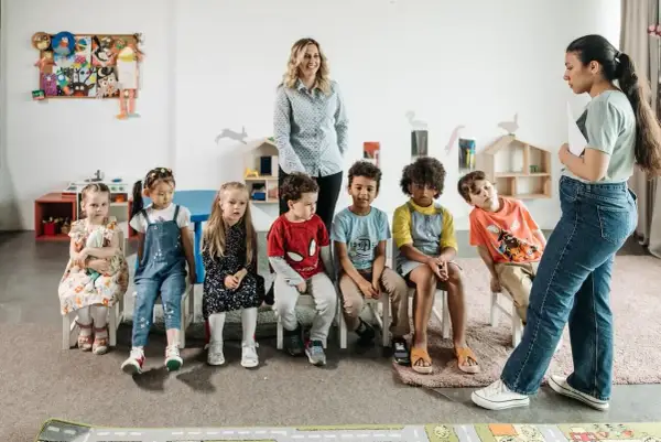 Ile zarabia przedszkolanka po studiach? Zaskakujące fakty o wynagrodzeniach