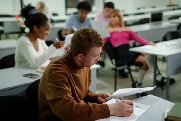Czy po studiach licencjackich można uczyć w szkole bez magistra?